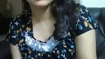 A Big Boob Of Indian Women Who Were Wearing Video Glasses In The Middle Of Watching Her Boyfriend Doing Video.