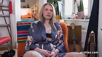 Нелио, Певица И Автор Песен Из Берлина, Наслаждается Сольной Сессией В Своем Общем Пространстве.